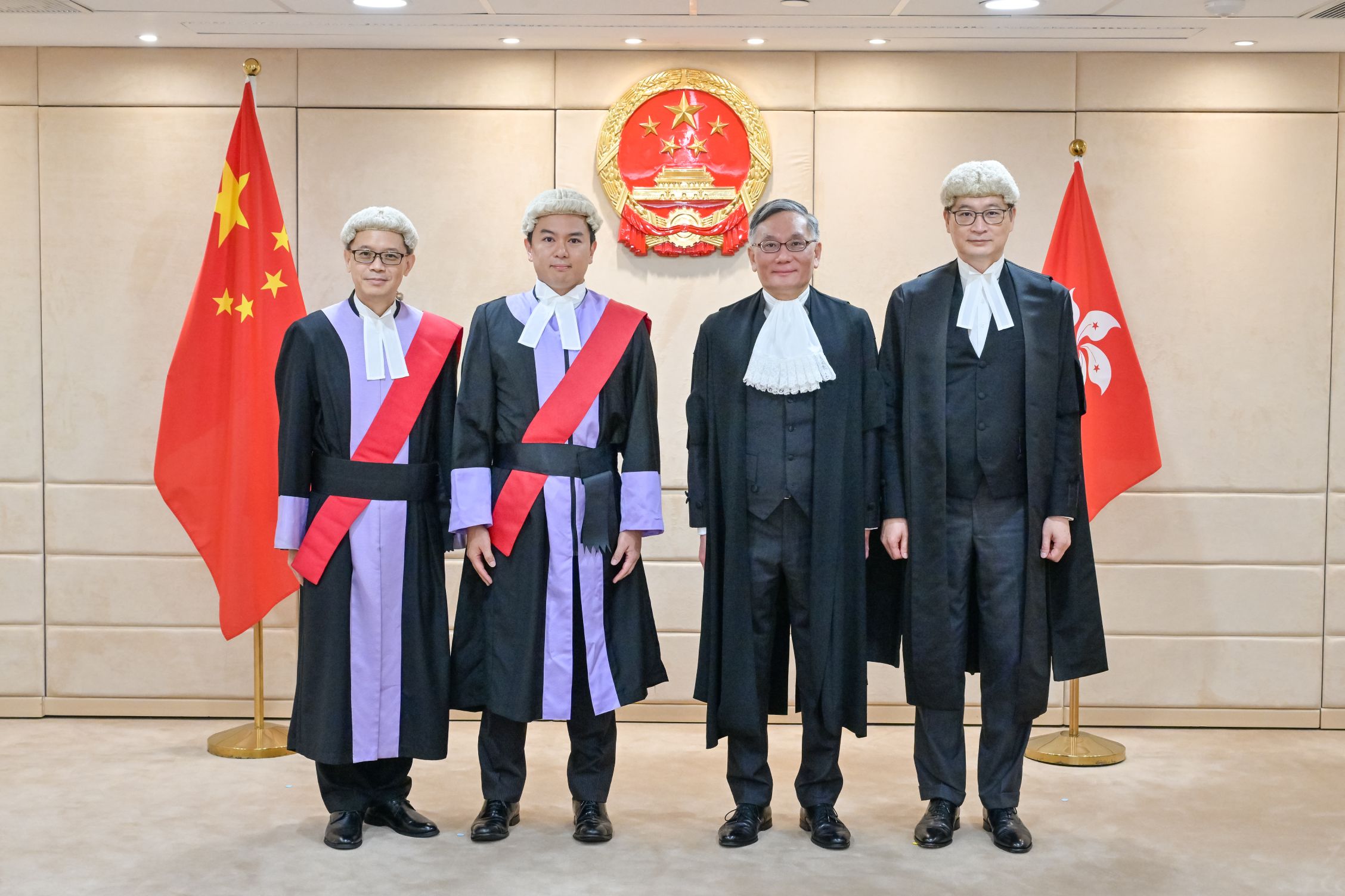 邝嘉彤先生（左二）获委任为区域法院法官